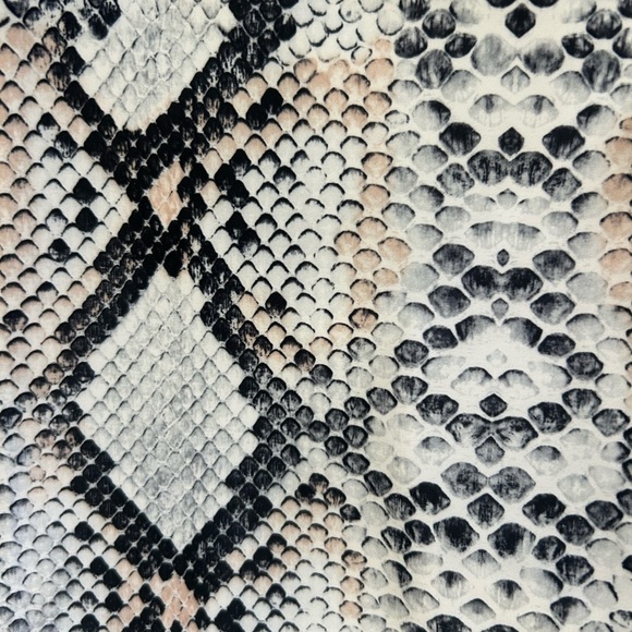 NWT Onzie Snakeskin Biker Shorts Size Small - Picture 2 of 5